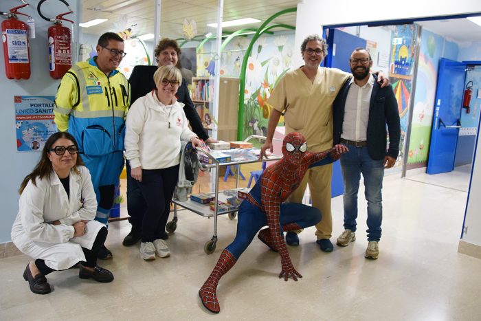 Siena, lo Spiderman di corsia Mattia Villardita in visita all'ospedale delle Scotte