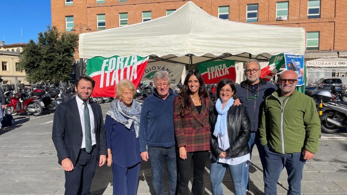 Forza Italia Siena, gazebo per la campagna adesioni. Pugliese: "Nostro partito è inclusivo e moderato"