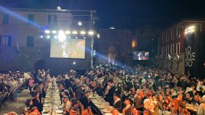 Cena della vittoria della Lupa, il popolo di Vallerozzi celebra il trionfo di Velluto e Benitos