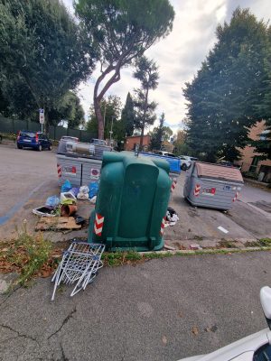 Siena, discarica a cielo aperto davanti all'asilo di Piazza d'Armi