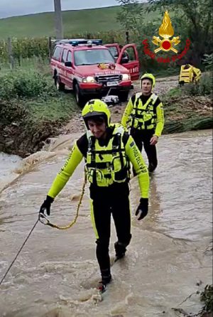 Torrente in piena a Radicondoli, i vigili del fuoco salvano due persone bloccate in un podere