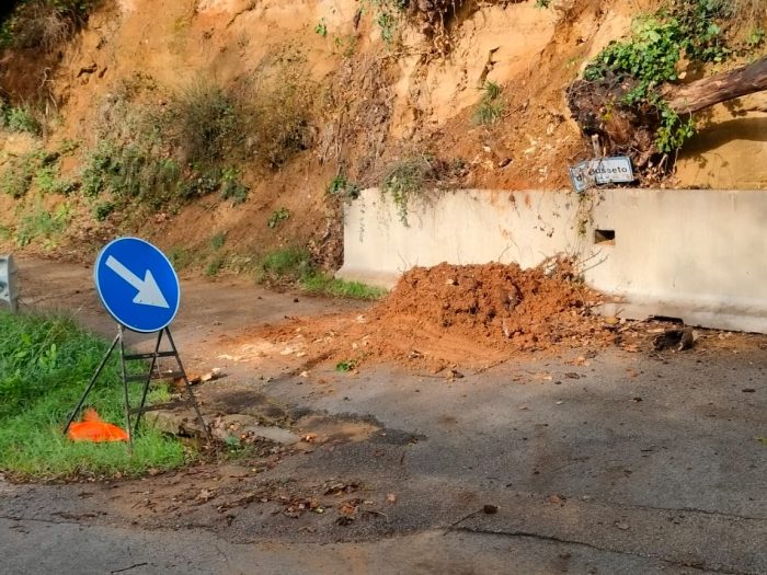 Maltempo, smottamento nella strada di Vignano a Siena