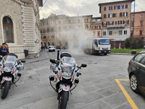 Siena, mezzo per la raccolta rifiuti prende fuoco