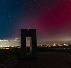 L'aurora boreale tinge di rosso i cieli di Siena: lo spettacolo visto dalle Crete Senesi