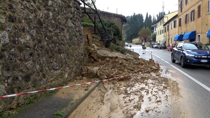 Allerta meteo a Siena, il bilancio tragico tra strade chiuse, mura divelte e tombini saltati