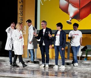 "Il tocco del cuore che batte contro il cancro", sfida recitata dagli scienziati senesi al Festival della Scienza di Genova