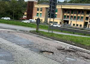 Maltempo, asfalto sconnesso e buche nella rotonda di fronte alla caserma dei pompieri di Siena