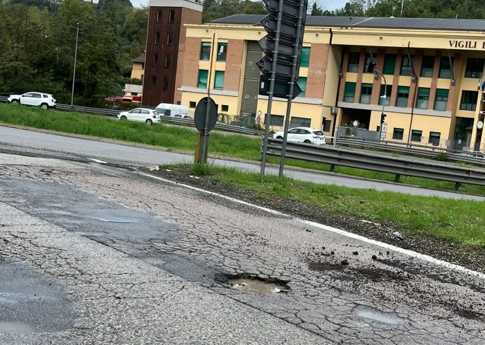 Maltempo, asfalto sconnesso e buche nella rotonda di fronte alla caserma dei pompieri di Siena