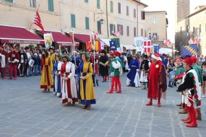 Sagra del Tordo di Montalcino, tutti pronti per la grande sfida: al vincitore l'opera di Sofia Novelli e la freccia d'argento