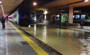 Maltempo a Siena, stazione allagata. Stop ai treni fino a domani