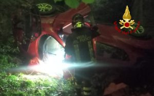 Incidente nella notte a Sovicille, auto precipita da un ponte e fa un volo di 8 metri