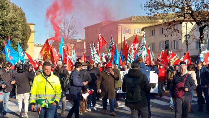 Beko Siena, in 400 in corteo contro la chiusura dello stabilimento