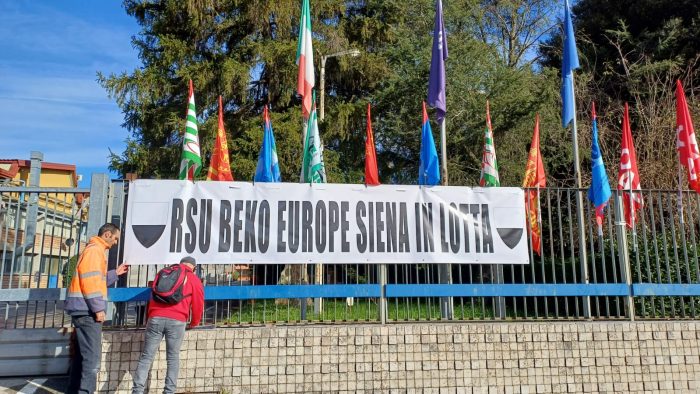 Beko Siena, rabbia e tristezza di fronte all'azienda. Lunedì una manifestazione in Piazza Salimbeni