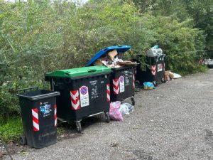 Siena, la protesta di un cittadino: "Bidoni rotti e inadeguati, non si possono fare multe a chi abbandona rifiuti"