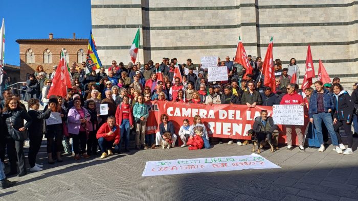 Migranti sgomberati a Siena, sit in di protesta davanti alla Prefettura con oltre 250 persone