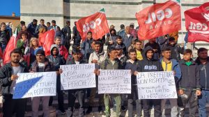 Pakistani a Siena, solo cinque sono entrati nel Cas. Da stanotte per gli altri trenta ci sarà la strada