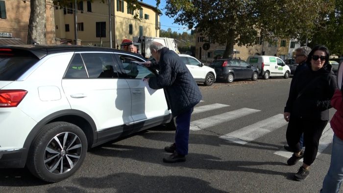 Beko, lavoratori in strada a fare volantinaggio: "Chiediamo il sostegno di tutta Siena"