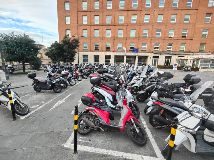 Siena, il forte vento abbatte i motorini parcheggiati in Piazza Matteotti