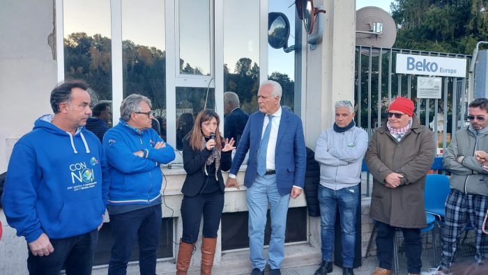 Chiude lo stabilimento Beko a Siena, Giani ai cancelli dell'azienda: “Inizia una lotta che ci coinvolge tutti”