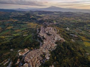 Turismo sostenibile a Montepulciano, istituita Ztl per i bus turistici