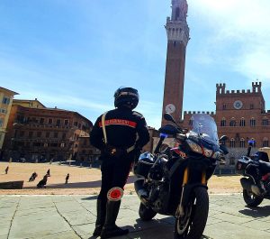 Siena: aggredisce e rapina un passante in pieno centro, arrestato un giovane