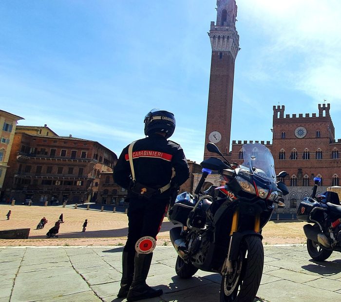 Siena: aggredisce e rapina un passante in pieno centro, arrestato un giovane