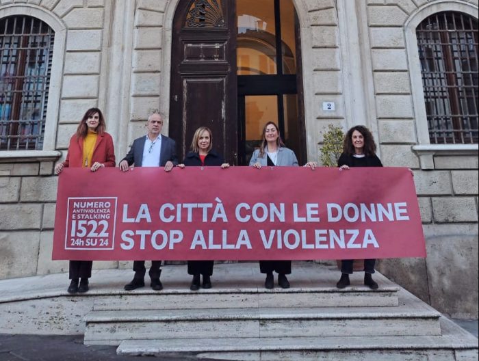 Poggibonsi, uno striscione a palazzo comunale per dire stop alla violenza di genere