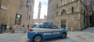 Siena, due minorenni tentano una rapina ma si spruzzano addosso lo spray al peperoncino: denunciati