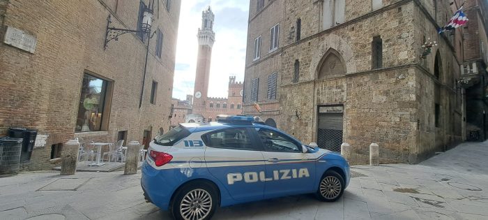 Siena, due minorenni tentano una rapina ma si spruzzano addosso lo spray al peperoncino: denunciati