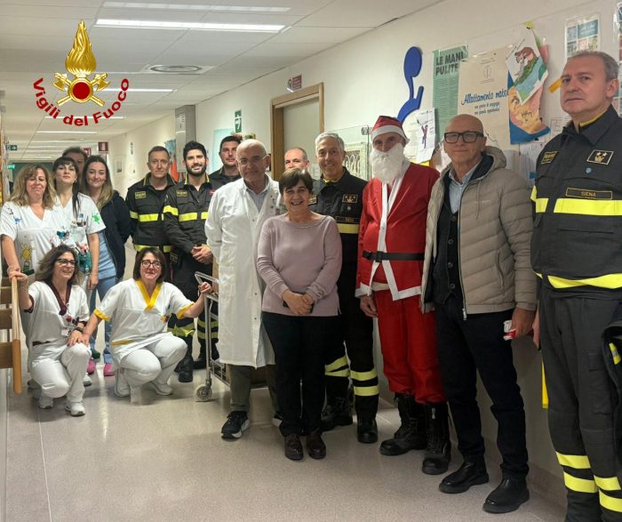 I vigili del fuoco portano i doni per Natale ai piccoli pazienti della pediatria di Nottola