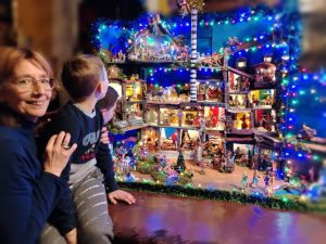 Natale e Palio di Siena, il presepe delle contrade e degli antichi mestieri di Chiara Flamini, figlia di Rompicollo