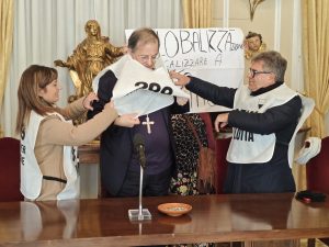 Siena, il cardinale Lojudice accoglie i lavoratori Beko e indossa la pettorina di protesta