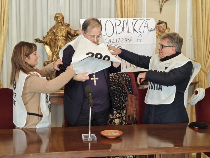 Siena, il cardinale Lojudice accoglie i lavoratori Beko e indossa la pettorina di protesta