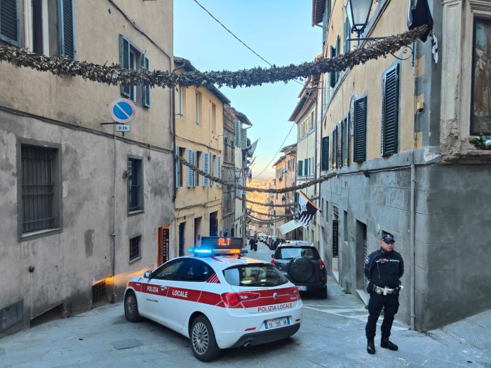 Siena, cadono dei calcinacci da palazzo in via Vallerozzi: strada chiusa