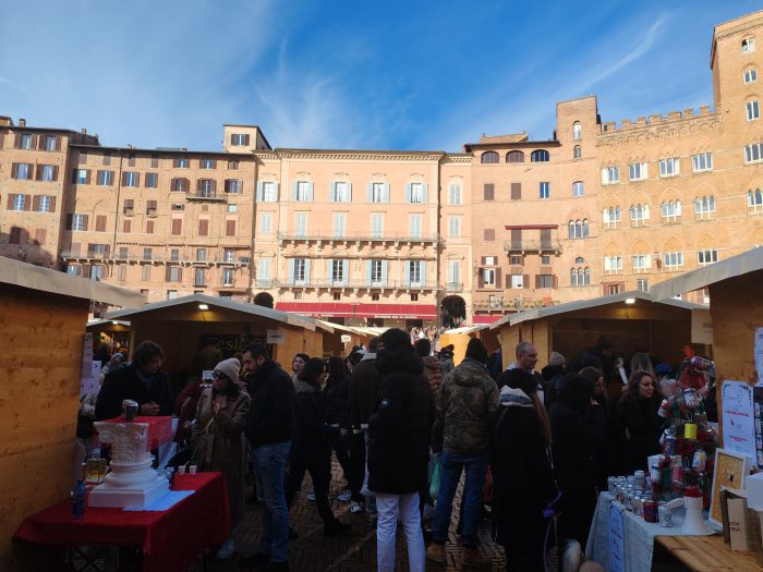 Mercato nel Campo, le voci dei commercianti che scelgono Siena, tra habitués e nuove presenze