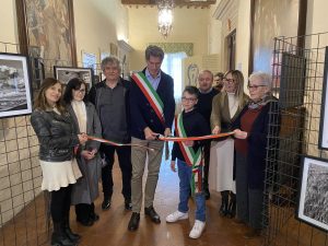 Montepulciano, inaugurata la mostra fotografica “La Marcia dei Bambini” di Mauro Zorer