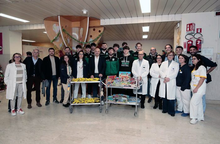 Natale all'ospedale le Scotte di Siena, i doni della Mens Sana Basketball ai bimbi della pediatria