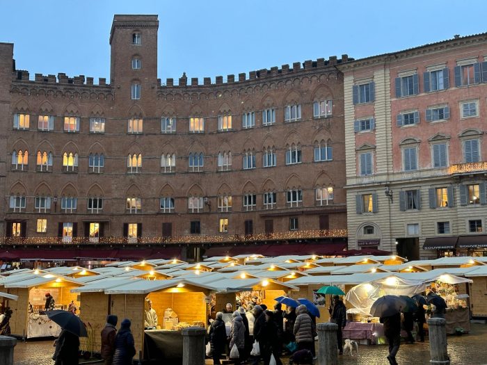 Siena, il "Mercato nel Campo" conquista senesi e turisti