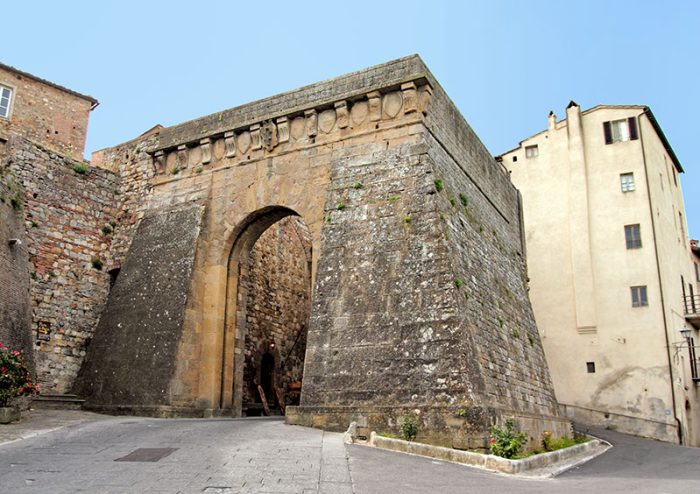 Montepulciano, un libro approfondisce la storia delle di mura castellane