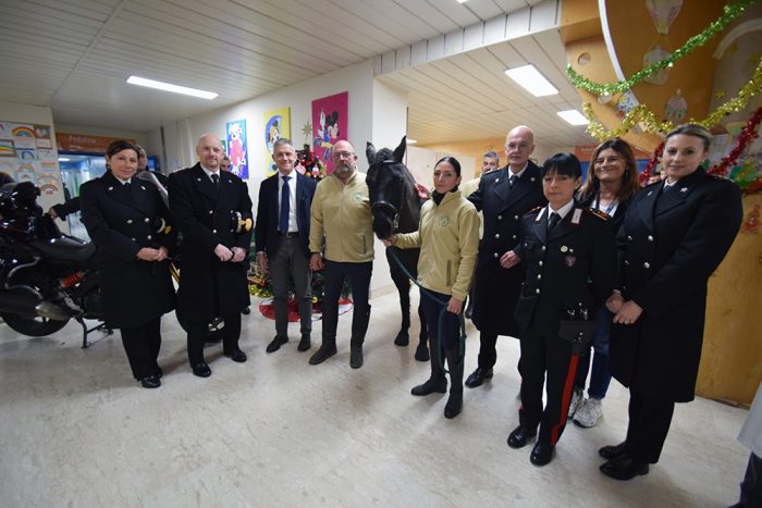 Siena, tanti regali per i piccoli pazienti delle Scotte dal Babbo Natale dei Carabinieri