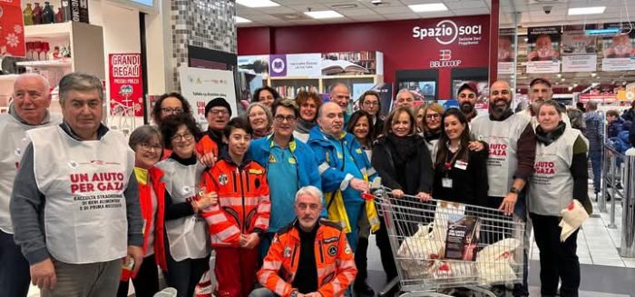 Tre tonnellate di generi alimentari per Gaza donati nel Coop.fi di Poggibonsi