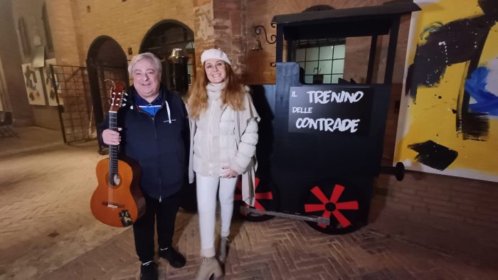 Siena, il trenino delle Contrade incanta il Cortile del Podestà per la gioia di tutti i bambini