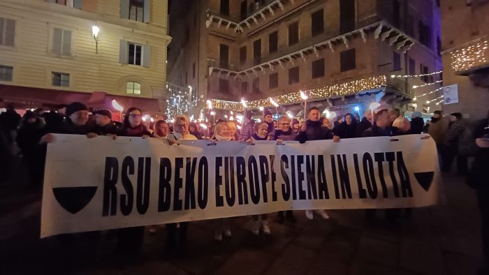 Beko, fiaccolata in Piazza del Campo. Le sigle sindacali: "Stiamo mettendo all'angolo l'azienda"