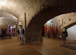 Natale a Siena, la magia della Sala Costumi del Palio