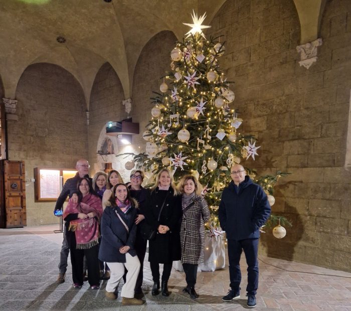 L’Accademia Musicale Chigiana ha acceso il suo imponente Albero di Natale, realizzato dai dipendenti