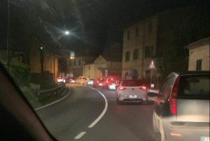 Siena: passaggio a livello bloccato a Isola d'Arbia, file chilometriche di auto sulla Cassia