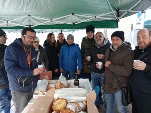 Siena: dolci e solidarietà per i lavoratori Beko in presidio