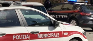 Vagava in stato confusionale lungo la tangenziale di Siena, anziana salvata dalle forze dell'ordine