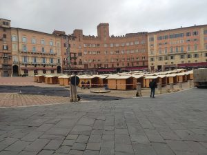 Natale a Siena, iniziato il montaggio delle 'casine' per il "Mercato nel Campo"