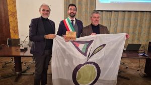 Festa dell’Olio, premiata l’associazione nazionale Città dell’Olio con l’Extravergine 2024 del Comune di San Quirico d’Orcia